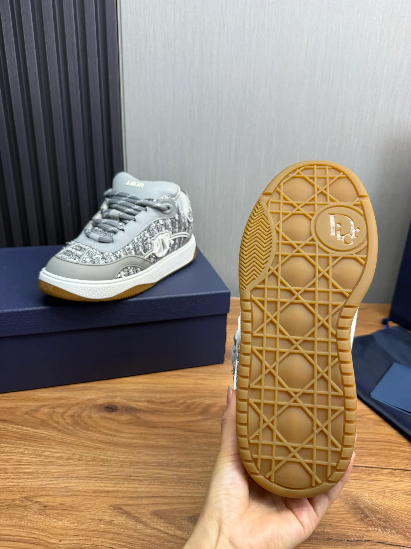 Men's shoes 💰800💰 Dior sneakers enrich the classic series with fashionable retro style. Carefully crafted, they can be paired with casual looks all year round. Dad Shoes style shoes that follow the trend of the retro market ▪️ Fabric: Original custom embroidered cowhide ▪️ Lining: Imported breathable mesh ▪️ Sole: Original molded non-slip outsole ▪️ Size: 38-45 (45 is custom-made and cannot be returned)